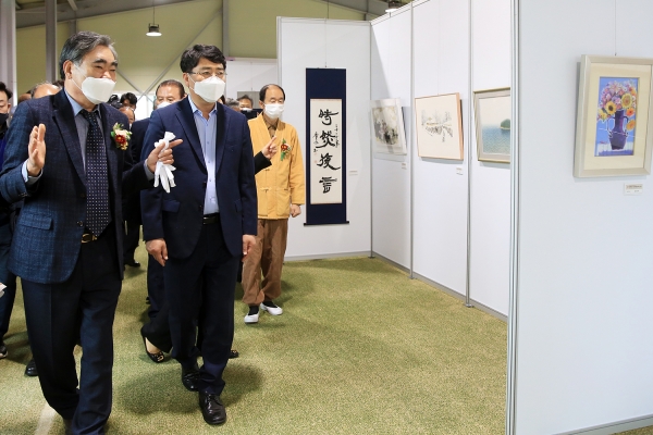 지난16일 서산시 지곡면 게이트볼장에서 열린 '안견모색2020전' 참석