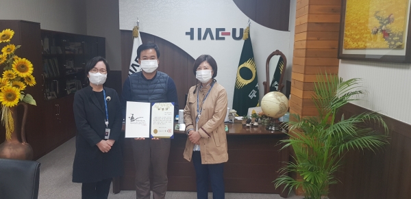 (왼쪽부터) 윤연옥 사회복지과장, 한세우 ㈜해유건설 대표, 김은경 사회복지과 행복키움지원팀장