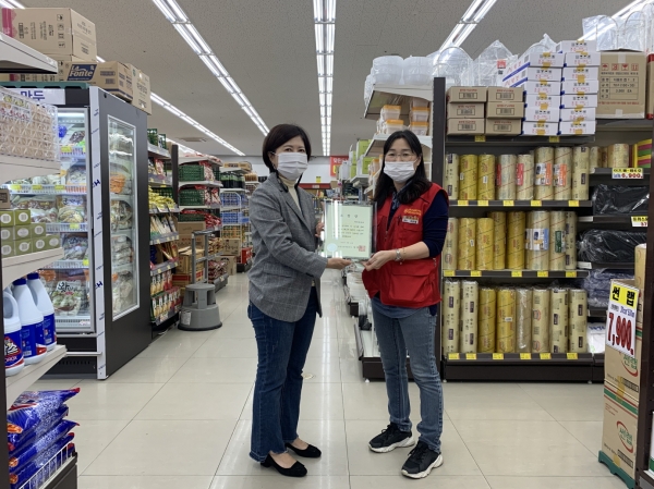 (왼쪽부터) 김은경 사회복지과 행복키움지원팀장, 아산마트 김관철 대리