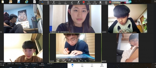 목원스마트스쿨 방과후학교 강사(상단 가운데)가 충남중학교 중학생들을 대상으로 온라인으로 STEAM메이커 프로그램 방과후학교 진행