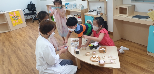 해밀유치원 유아들이 음식점 놀이 교육활동을 실시하고 있다.
