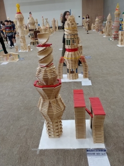 지난해 정부세종컨벤션센터에서 제6회 수학구조물 경진대회 작품이 전시되어 있다.