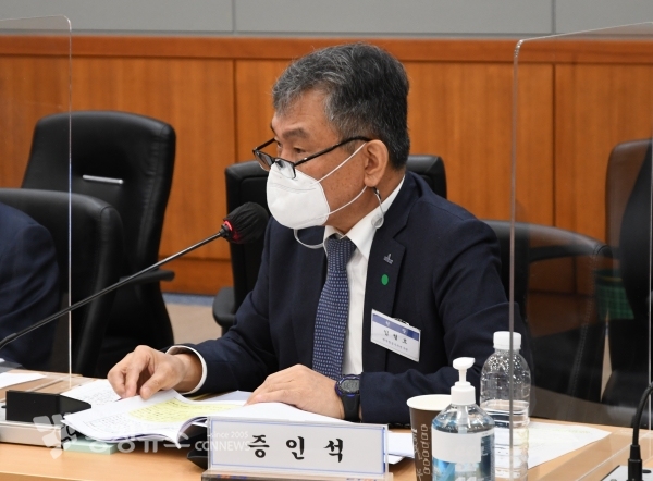 답변하는 한국항공우주연구원 임철호 원장.