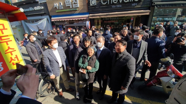 지난 2월 아산시를 방문한 문재인 대통령과 양승조 충남도지사, 오세현 아산시장이 온양온천전통시장을 방문하고 있다