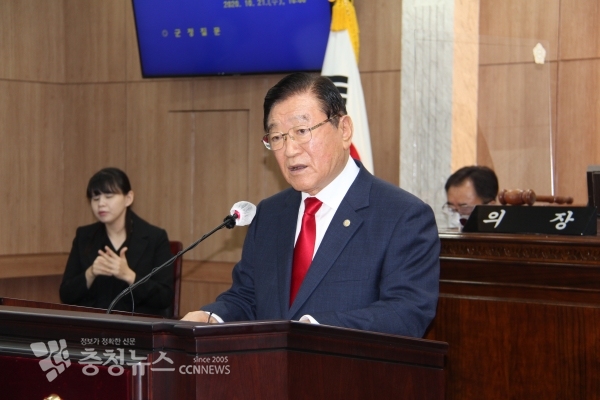 군정질문에 답변하는 김석환 군수