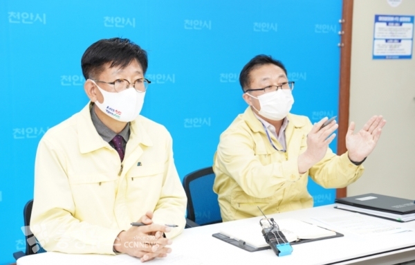 전만권(좌) 부시장과 이현기 서북서보건소장이 코로나19 n차 감염에 대한 긴급브리핑을 하고 있다.