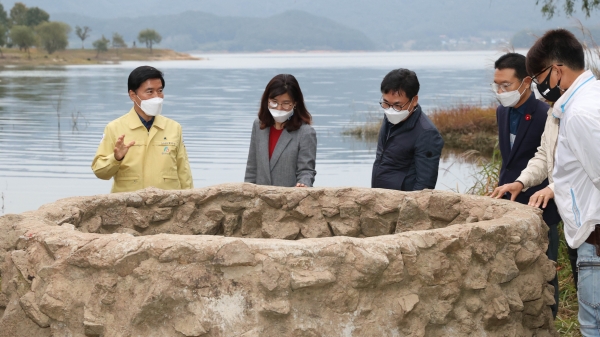 황인호 동구청장과 명예구청장이 대청호 오백리길 둘러보는 모습