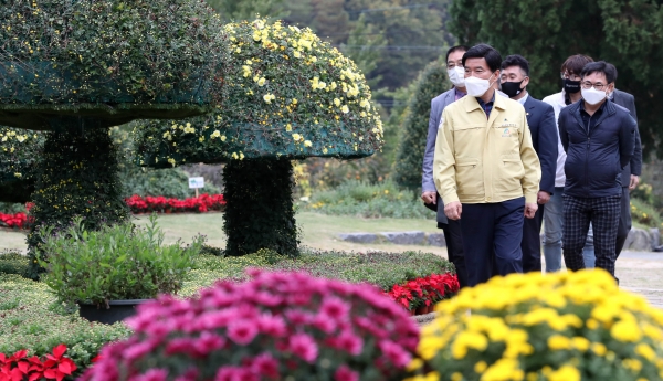 황인호 동구청장과 명예구청장이 대청호자연생태관 국화조성 현장을 둘러보는 모습