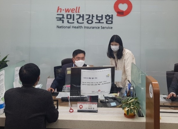 황천순 의장이 국민건강보험공단 천안지사에서 민원인 업무를 직접 처리하고 있다.
