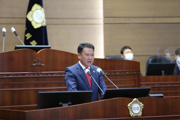 시정질문 하는 권오중 천안시의회 의원