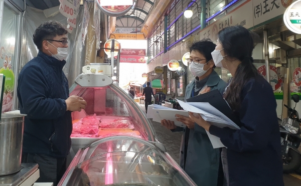 세종전통시장에서 축산물 위생지도 및 홍보를 하고 있는 동물위생시험소 직원들.