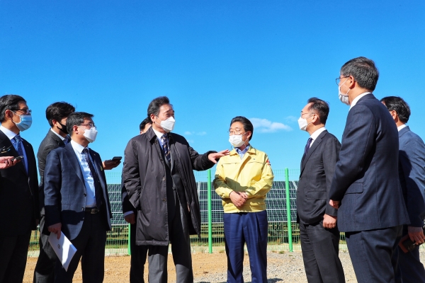 더불어민주당 이낙연 대표는 23일 충남 당진시 에코파워 태양광 발전단지를 찾았다.