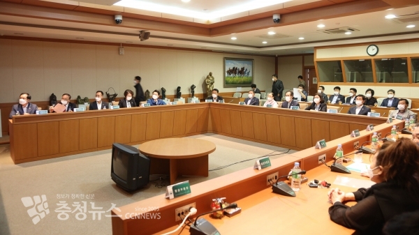 서산시의회(의장 이연희)는 한서대학교(총장 함기선)와 지역협력 네트워크 구축을 위한 간담회 개최