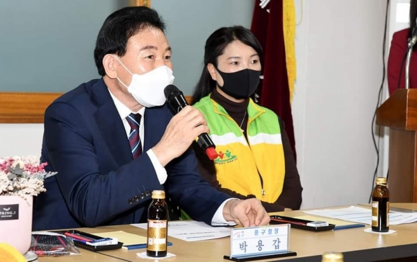 대전 중구 용두동자원봉사협의회 발대식에서 인사말 하는 중구 박용갑청장(왼쪽)과 하은희 자원봉사협의회장(오른쪽)