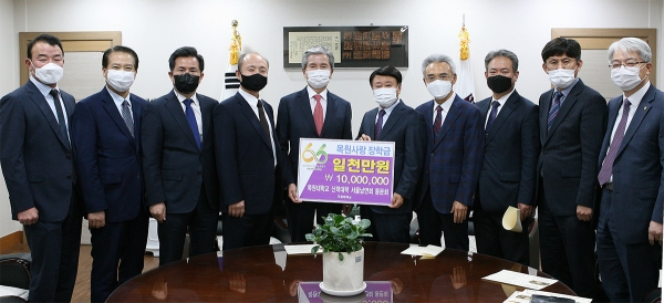 26일 오전 10시 목원대학교 대학본부 4층 총장실에서 열린 장학금 기탁식에서 권혁대 총장(왼쪽 다섯 번째)과 이영태 서울남연회 동문회장(오른쪽 다섯 번째) 등이 기념촬영을 하고 있다.