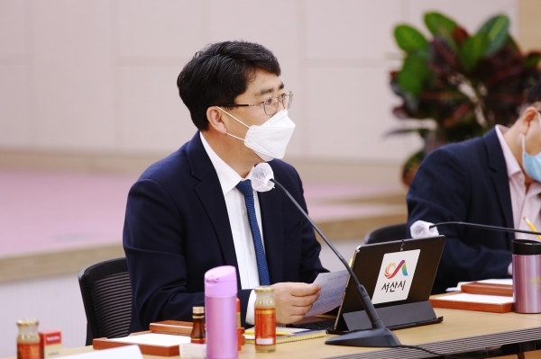26일 시청 대회의실에서 맹정호 서산시장이 확대간부회의 주재 장면