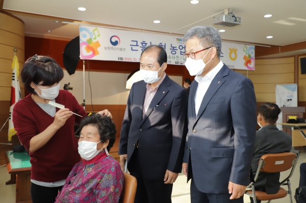 길정섭 본부장은 김선호 농협 태안군지부장, 조한민 근흥농협 조합장 등과 함께 근흥지역 농촌어르신들을 위한 농업인행복버스를 통해 농촌에 행복을 전했다.