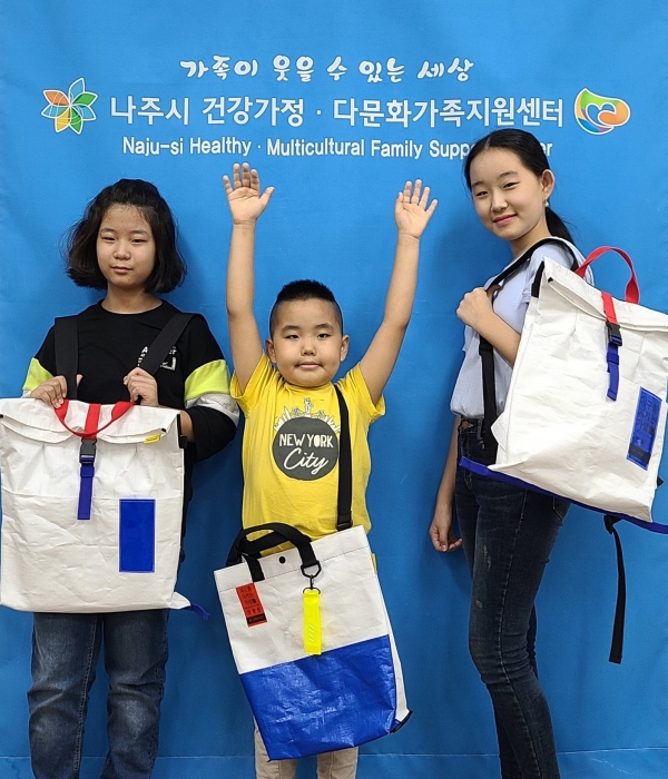 쌀 포대로 제작한 업사이클링 가방 착용 모습