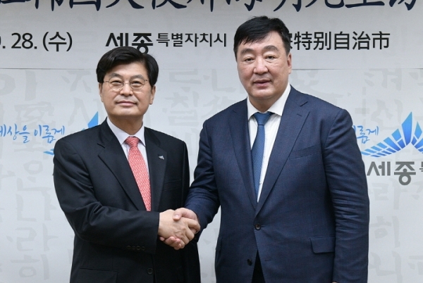 (왼쪽부터) 이춘희 세종시장과 싱하이밍 주한 중국대사.