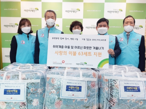 죄측부터             김정숙팀장 국민건강보험공단 대전충청지역본부              성백길본부장 국민건강보험공단 대전충청지역본부              최명옥관장 대전종합사회복지관             송영수지사장 국민건강보험공단 대전동부지사             윤갑진부장 국민건강보험공단 대전동부지사