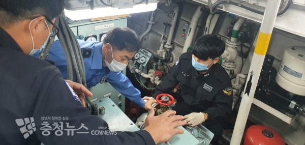 태안해경 신봉식 정비계장(가운데)이 경비함정 기관실에서 소화펌프 작동 점검과 현장교육을 실시하고 있다. (출처=태안해양경찰서)