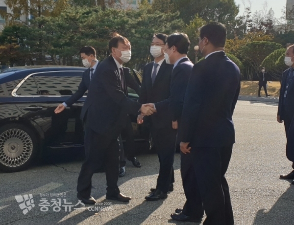 윤석열 검찰총장이 29일 대전검찰청을 찾아 이두봉 대전지검장과 악수하고 있다.