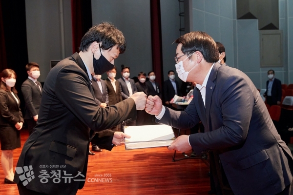 신규임용공무원 임용장수여장면