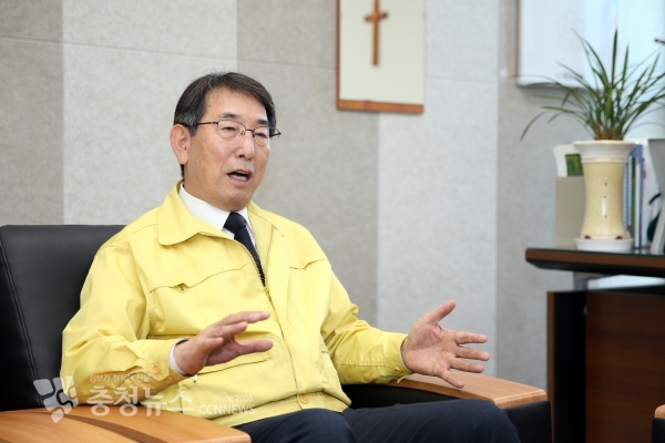 인터뷰 하는 이종윤 당진시의회 의원