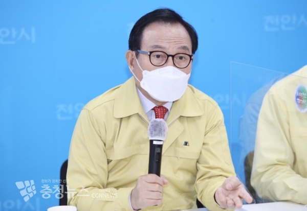 기자 간담회 하는 박상돈 천안시장