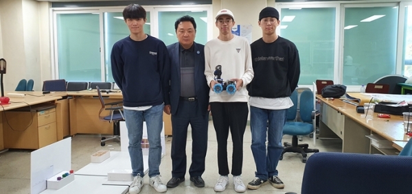 물류로봇 2 대회 금상(산업통상자원부 장관상) 수상/ (왼쪽부터) 2학년 고무현, 변상준 지도교수, 2학년 최현호, 2학년 이준수