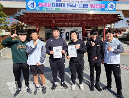 대회 참가한 연서중학교 레슬링부가 기념 촬영을 하고 있다.