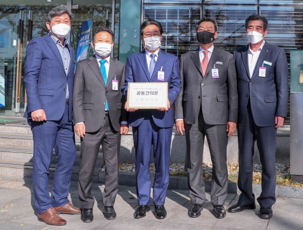 지역자원시설세 인상 공동건의문 전달 / 왼쪽부터 경남 백두현 고성군수, 인천 장정민 옹진군수, 김동일 보령시장, 가세로 태안군수, 김홍장 당진시장