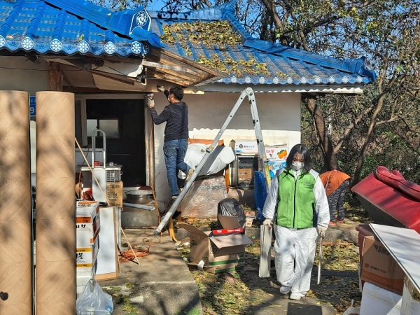 천안 사랑의 동행 자원봉사단 프로젝트, 15개 연합 봉사단이 고령화 지역을 찾아 취약계층 주거 개선 모습