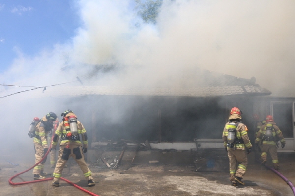 세종소방 겨울철 화재 진압 모습.