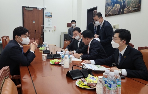 이춘희 세종시장(왼쪽)이 5일 국회를 찾아 예결위, 국토위 위원들을 만나 현안 사업 지원을 요청했다.