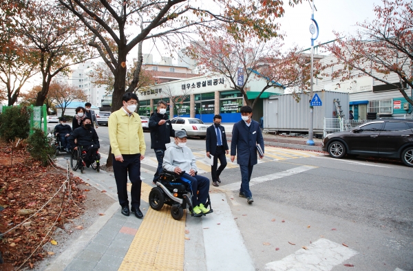 지난 5일 맹정호 서산시장이 장애인협회원들과 보도 턱 낮추기 사업현장 점검 장면(기업은행_충남유통)