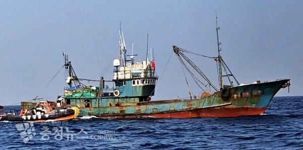 태안해경 1507함 단정이 허가구역내 쌍타망 중국어선에 등선 검문검색차 접근하고 있다.  출처=태안해양경찰서