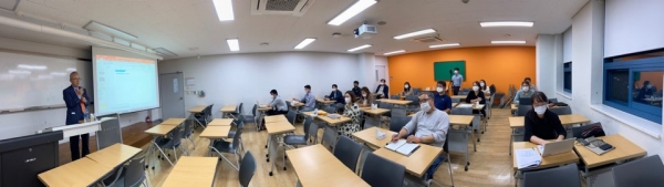 한밭대학교 S3동 611호에서 한양대학교 전상길 교수가 ‘산업밀착형 문제해결방식(IC-PBL)’과 INC-PBL을 비교해 설명하고 있다.