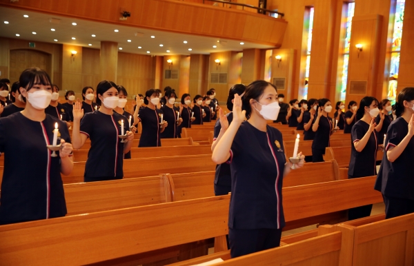 지난 6일 교내 성지관에서 “제80회 나이팅게일 선서식” 거행