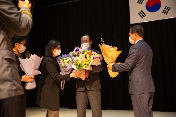 서산문학상을 수상한 편세환 서산문화원장