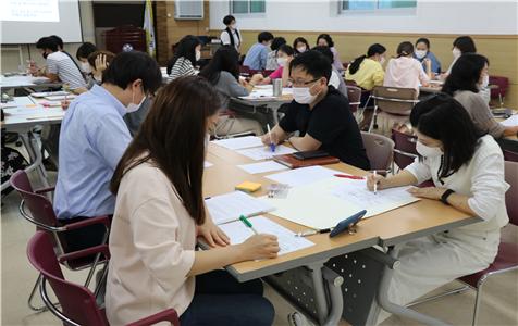 ‘비주얼씽킹과 비경쟁 토론 수업’ 워크숍에 참여하고 있는 교사.