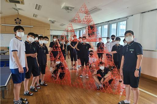 탐구와 체험 중심의 수학, 프렉탈 체험을 한 학생들.