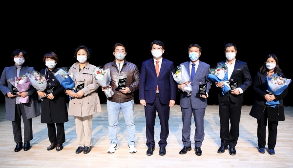 맹정호 서산시장이 서산시장훈격 유공자와 단체사진 모습