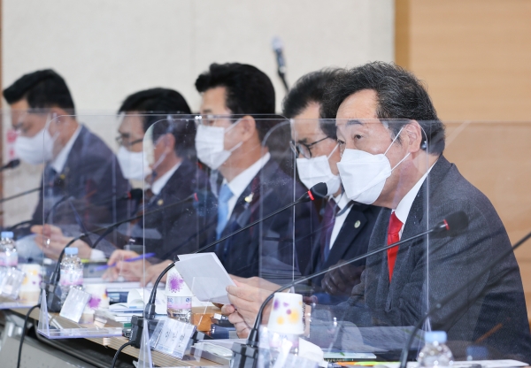 11일 충북 괴산군청에서 열린 더불어민주당 현장최고위원회의에서 이낙연 대표가 발언을 하고 있다.