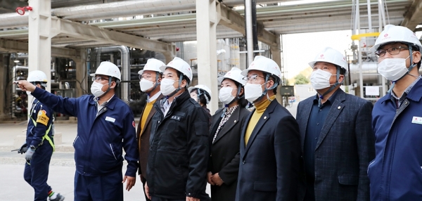 서산시의회 대산공단환경안전대책특위가 롯데케미칼 현장을 둘러보고 있다.