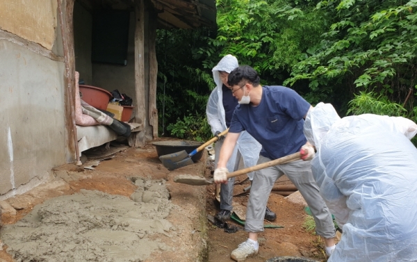 취약계층을 위한 사랑애 집고치기 기술봉사 모습.
