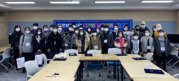 지난 8일 한밭대학교에서 진행된 ‘한밭 디자인 영재 캠프: 대학생 멘토와 함께 하는 도전! 키즈 유튜버!’에 참여한 학생들이 단체 기념촬영을 하고 있다