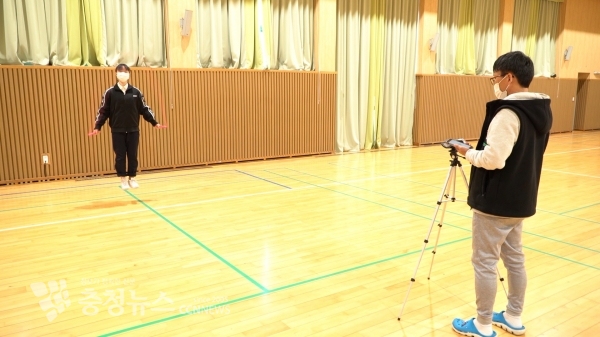 예산여중에서 비대면 학교스포츠클럽대회(줄넘기 이중연속뛰기)를 진행하는 모습