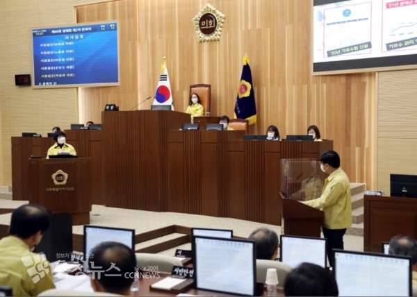 답변하는 이춘희 세종시장(우)