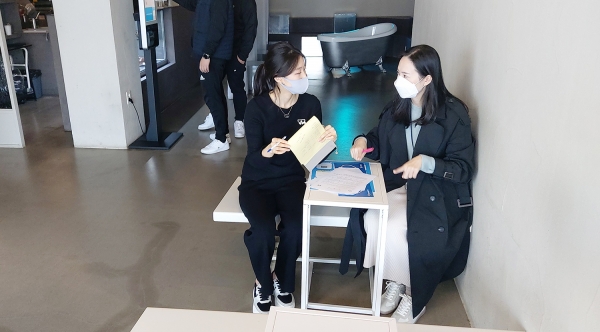 서산시보건소 식품위생감시원이 중점관리시설(카페)에 방문해 방역수칙에 대한 지도·점검을 실시하는 장면